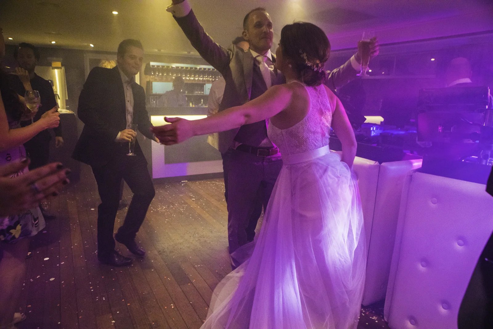 Bruidspaar danst tussen de gasten tijdens een huwelijksfeest aan boord