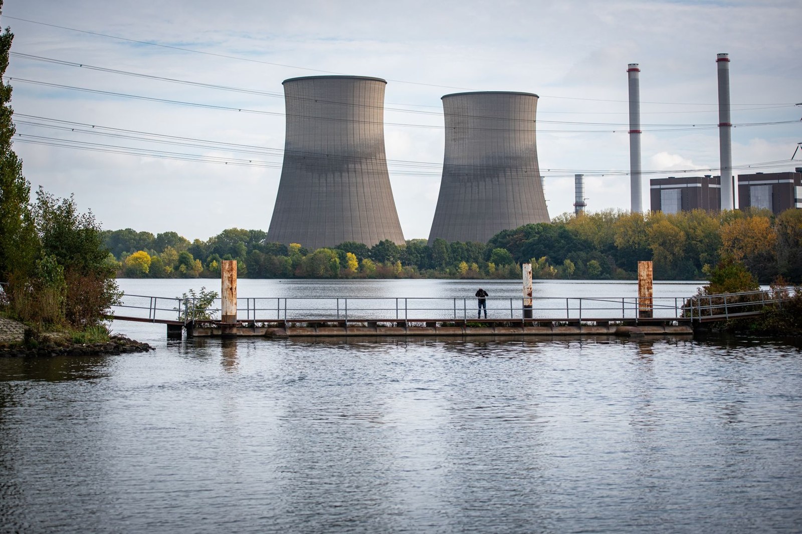 Archiefbeeld van de Clauscentrale met koeltorens en schoorstenen aan het water