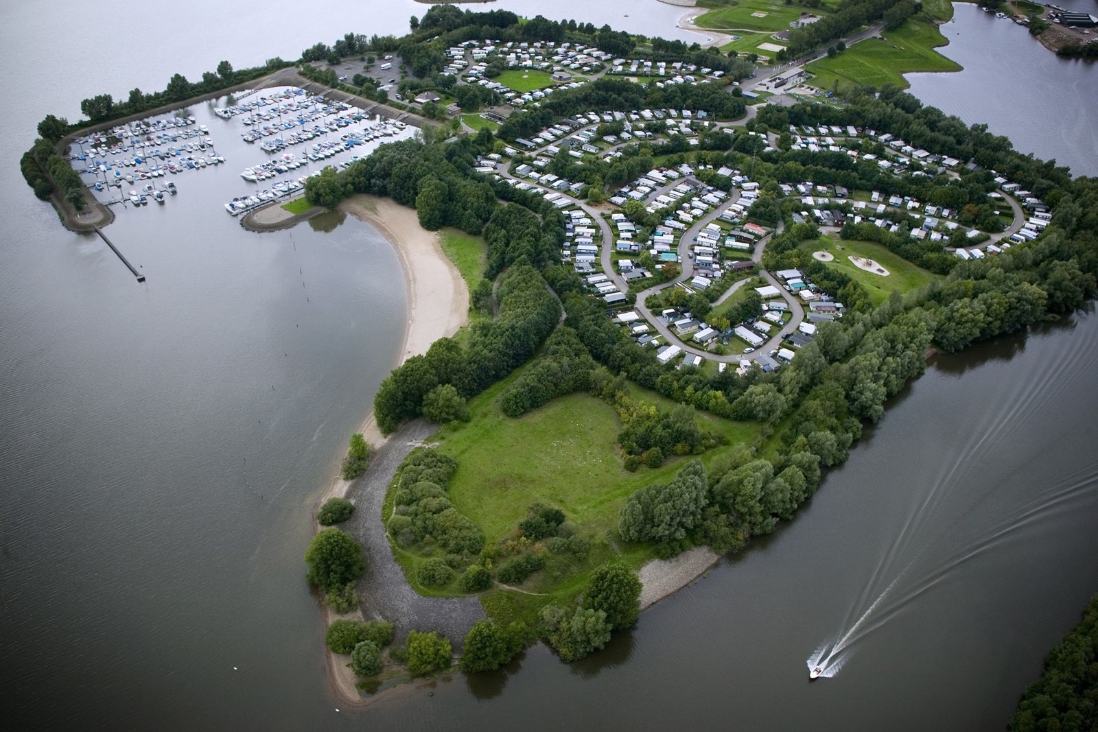 Luchtfoto van Herenlaak met jachthaven, strand en camping