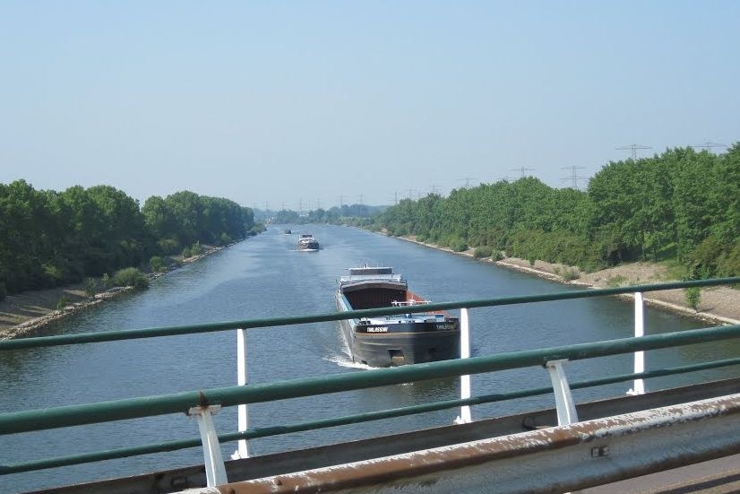 Het rechte Lateraalkanaal met een vrachtschip, gezien vanaf een brug