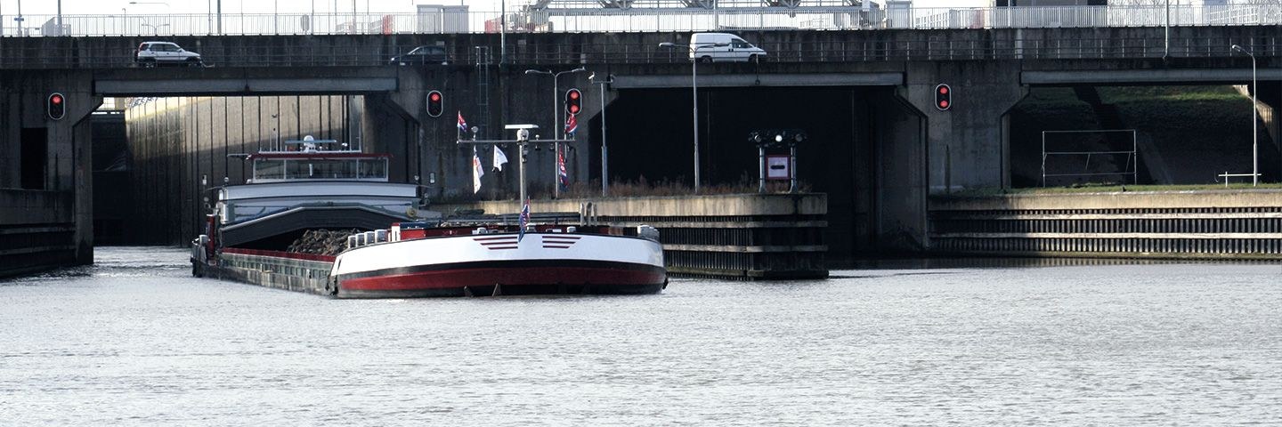 Binnenvaartschepen bij de Drielingsluis van Maasbracht