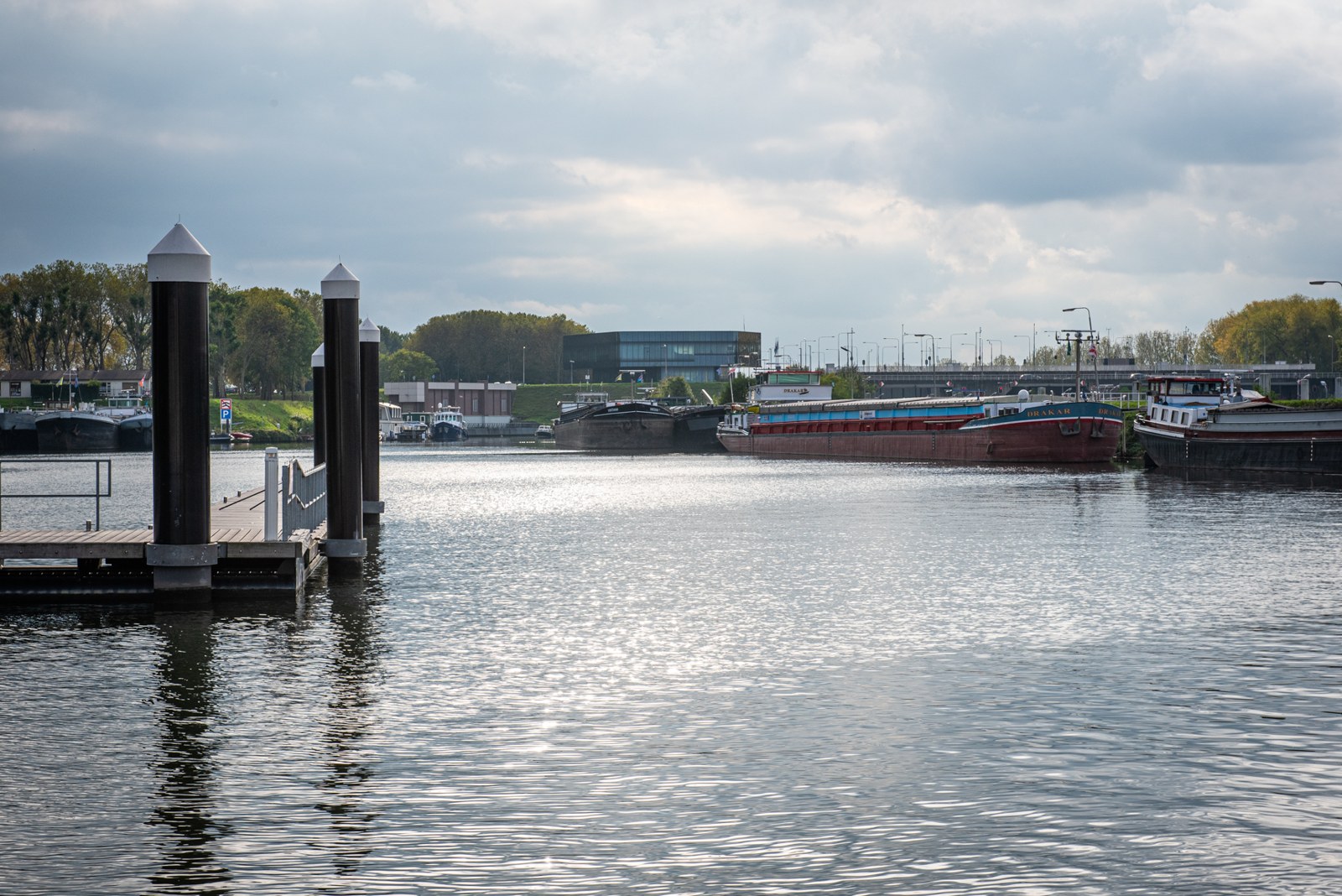 Binnenvaartschepen langs de kades in de haven van Maasbracht