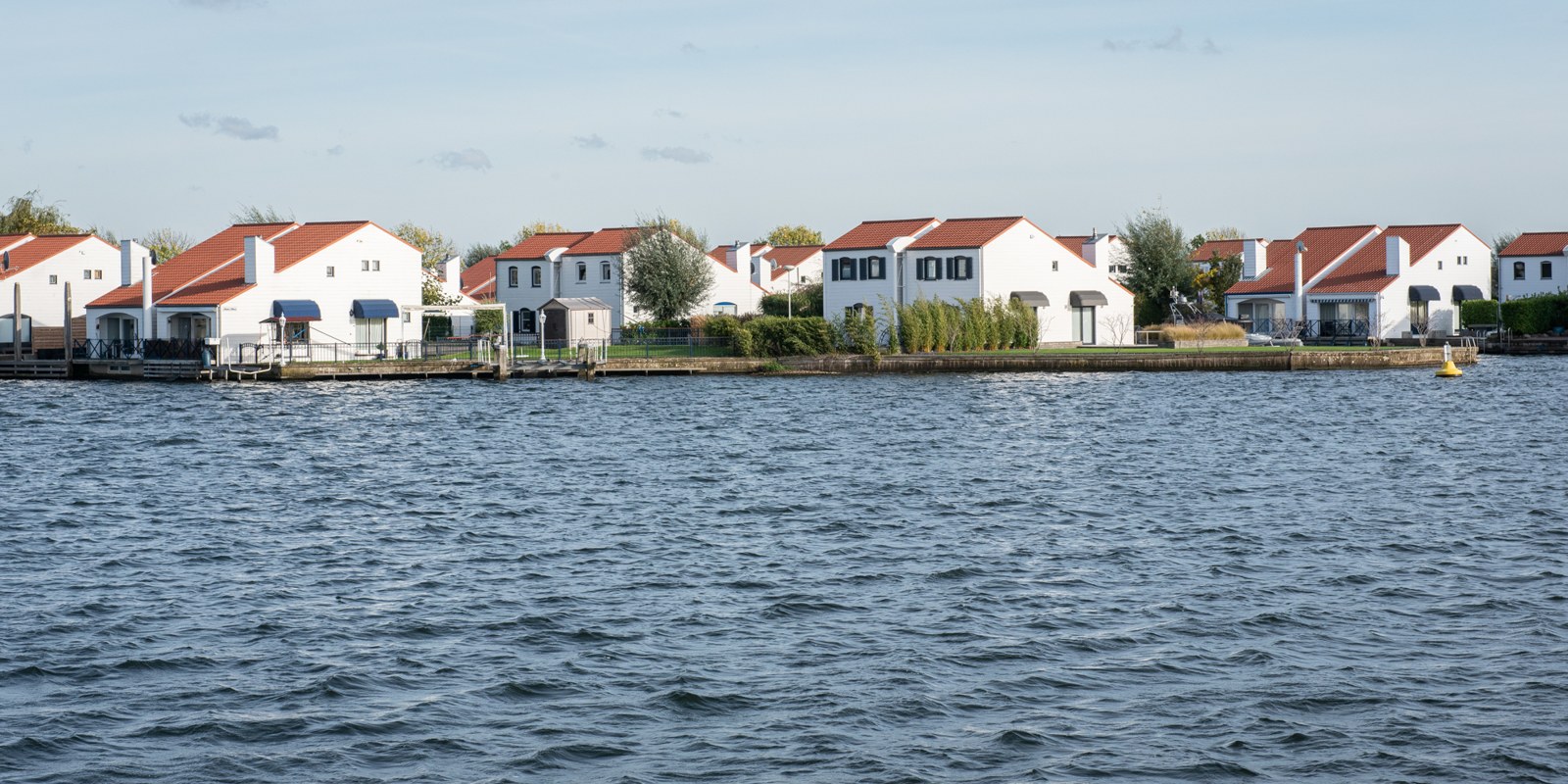 De drijvende huizen van Oolderhuuske met terrassen aan het water