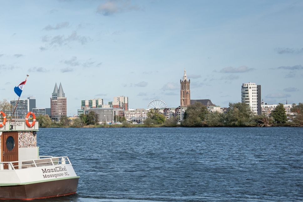 De skyline van Roermond met de Christoffelkathedraal aan het water