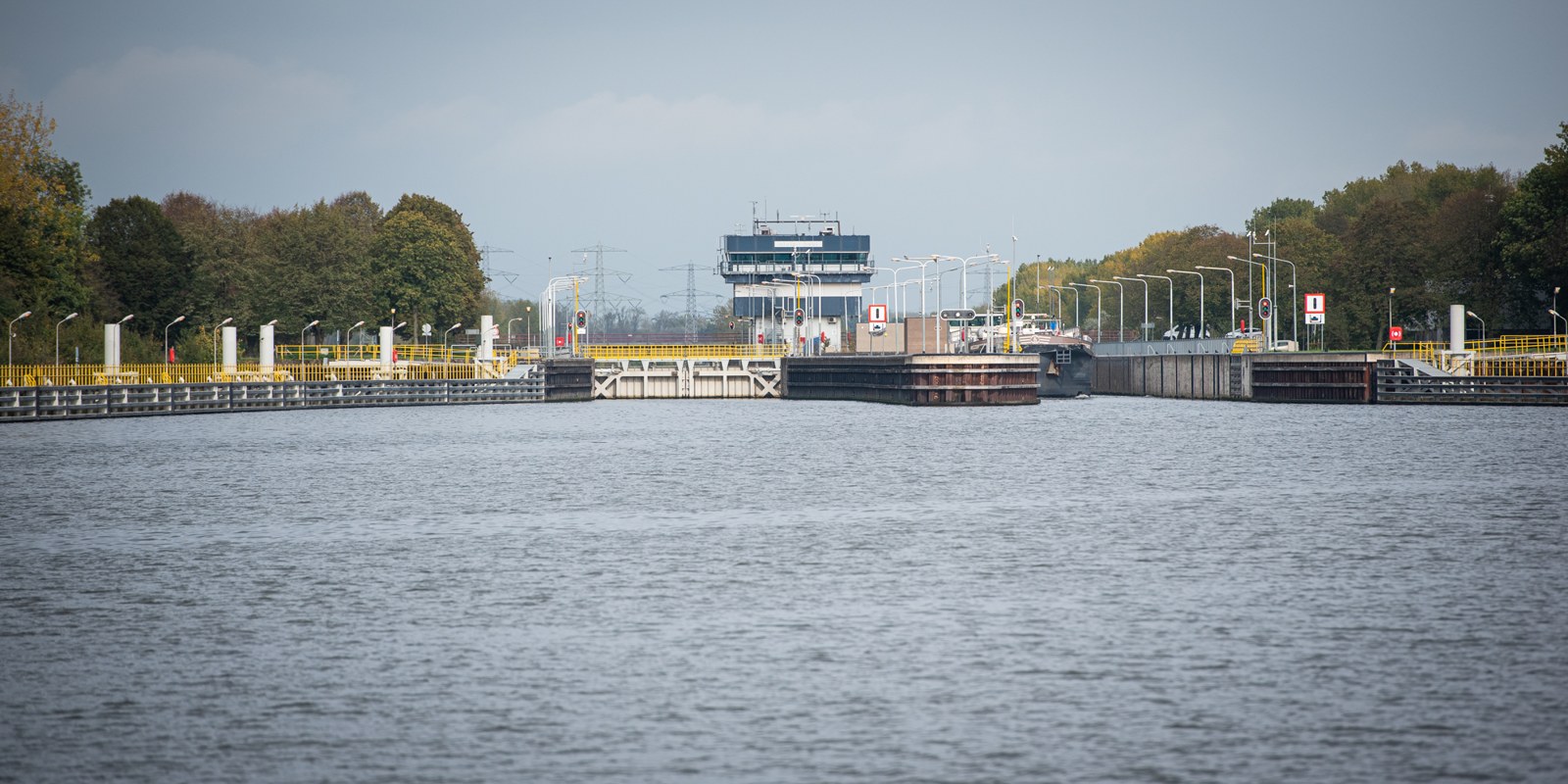 De sluis van Heel met het bedieningsgebouw boven de deuren