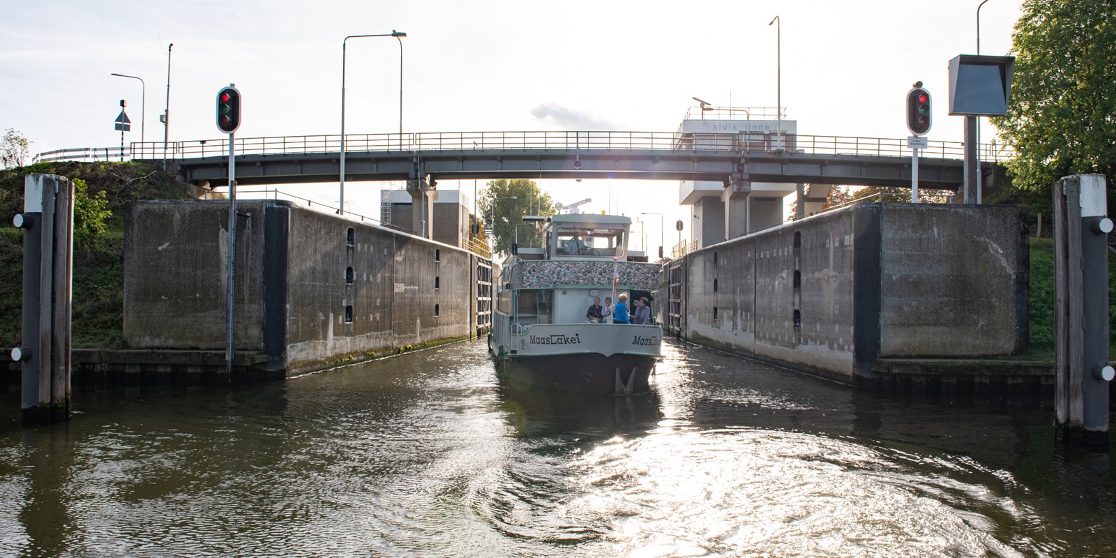 De MaasLakei tussen de wanden van de sluis van Linne