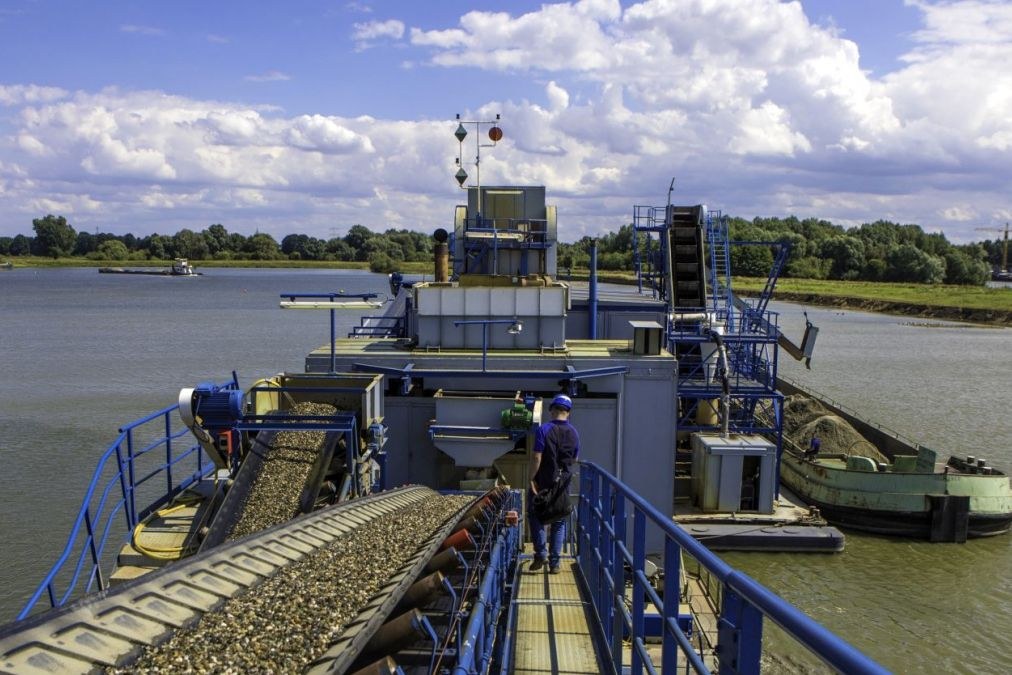 Archiefbeeld van de baggermolen bij De Spaanjerd met transportbanden voor grind