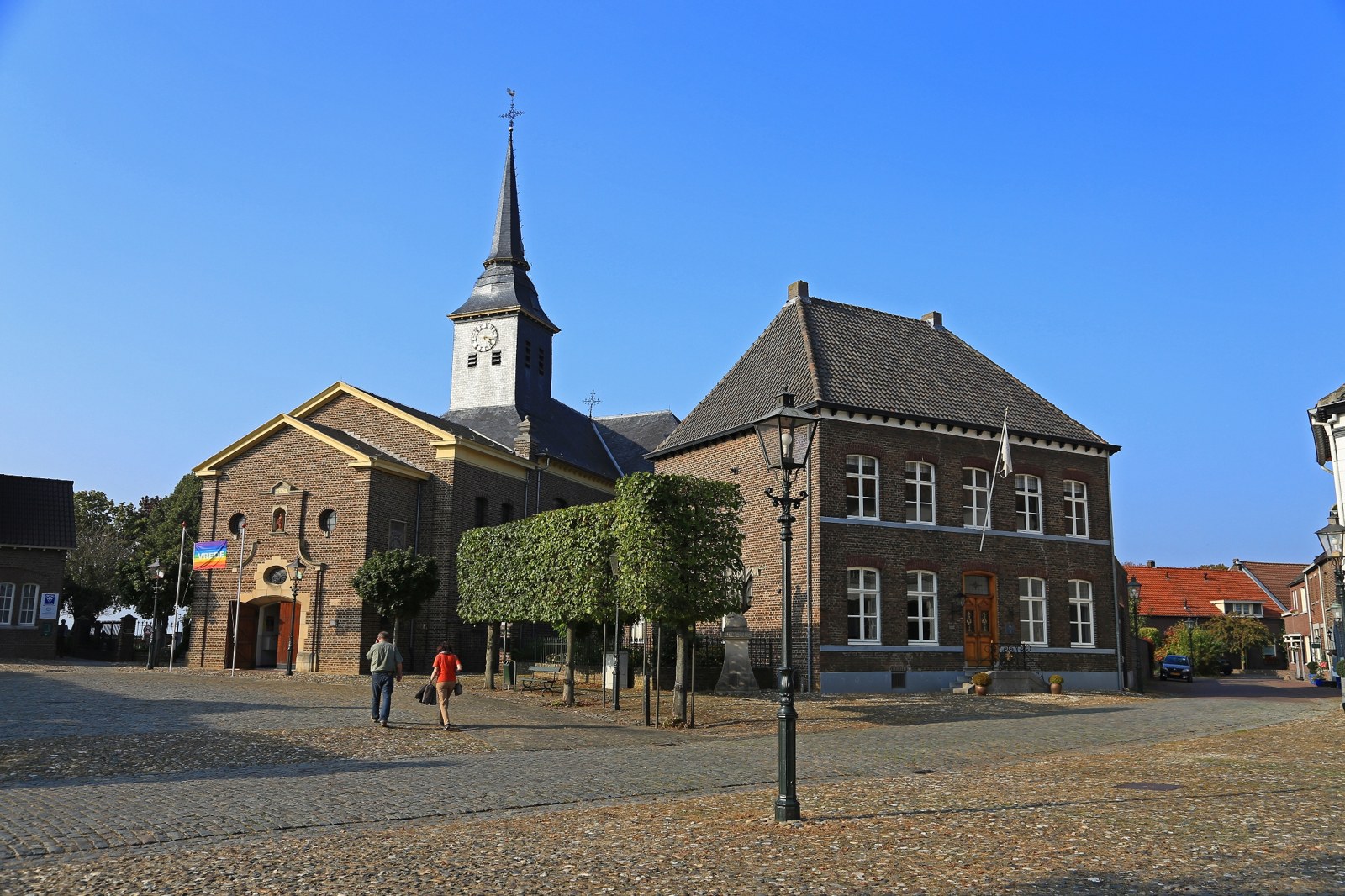 De kerk en historische gebouwen aan het plein in Stevensweert