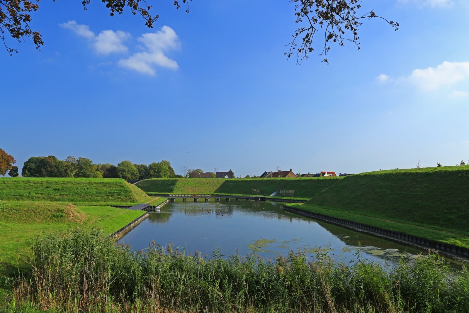 De vestinggracht en groene wallen van Stevensweert