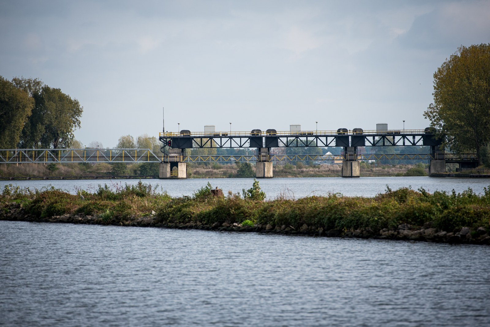 De stuw van Linne met betonnen pijlers en schuiven boven het water