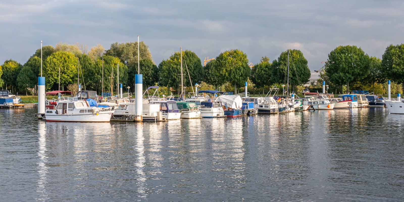 Motorboten en zeiljachten in de jachthaven van Wessem