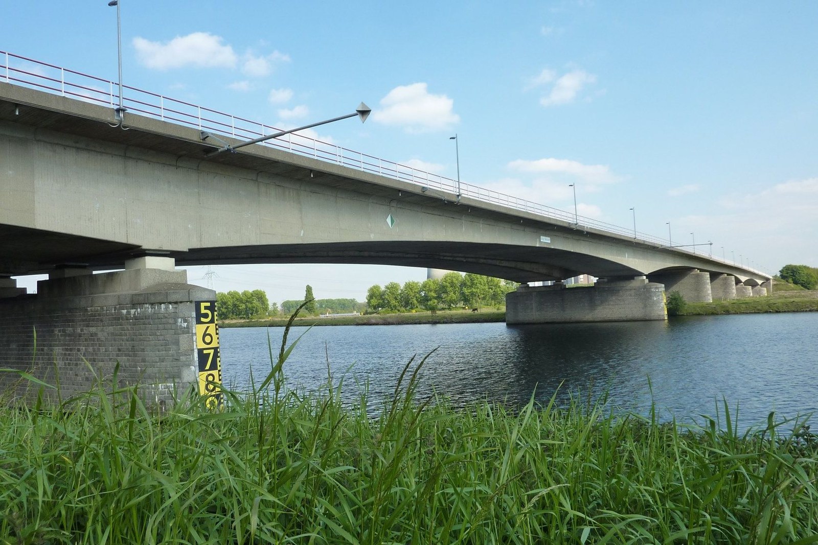 De verkeersbrug bij Wessem boven de Maas