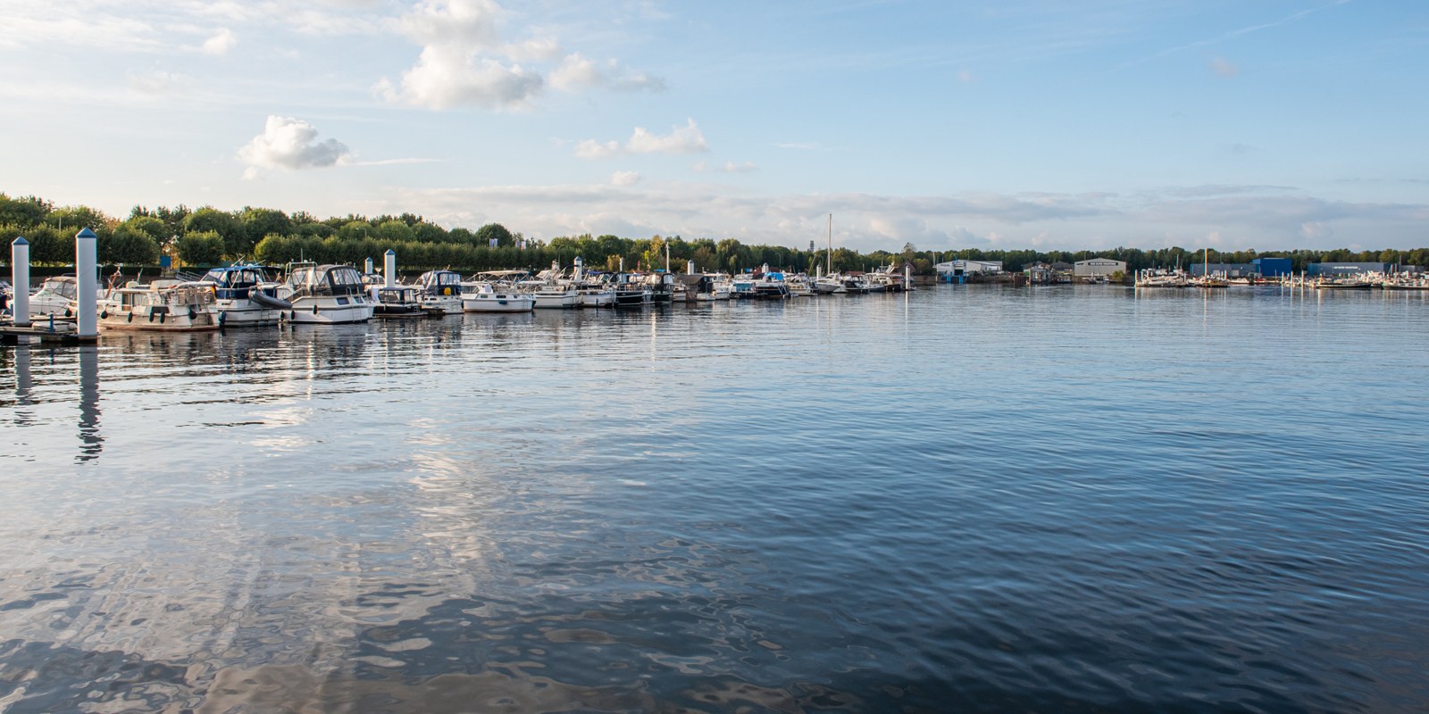 De havenkom met jachten bij Wessem