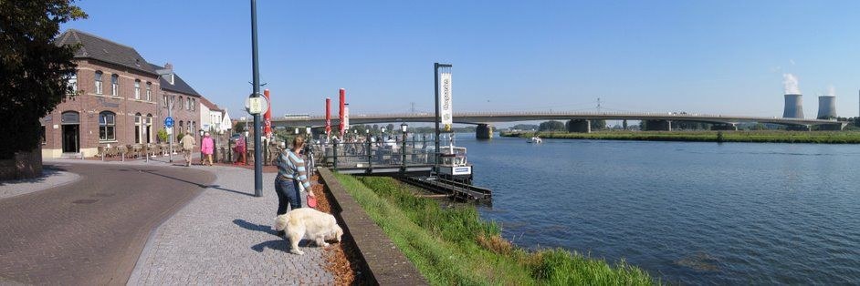 Het Veerhuis en de promenade langs de Maas in Wessem