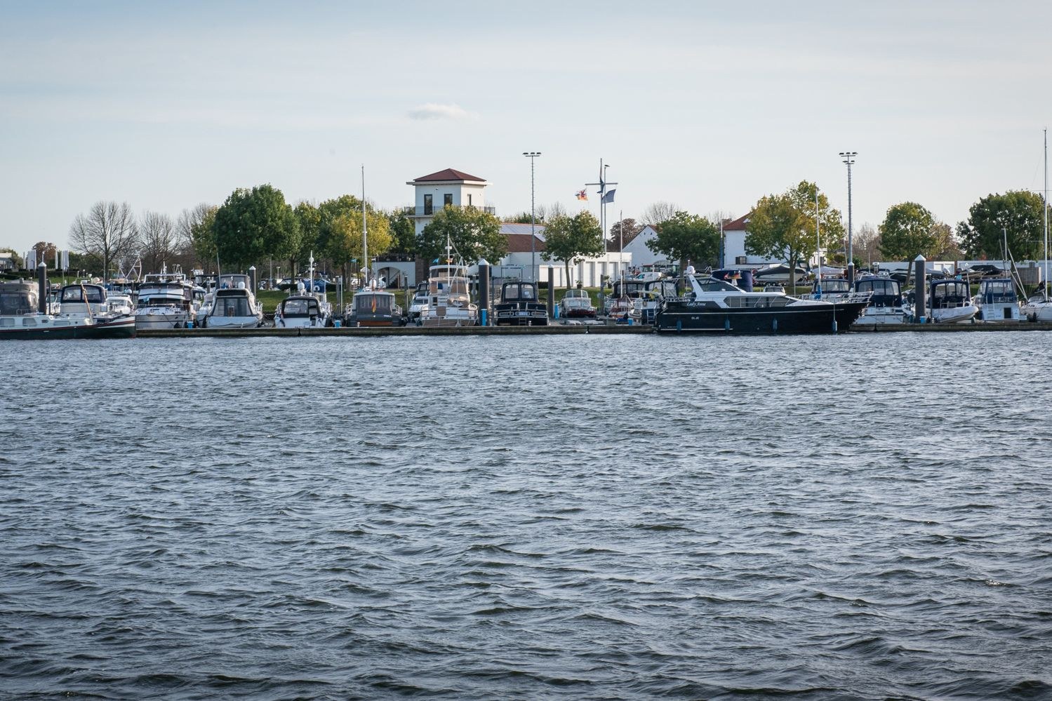 De jachthaven aan de Zuidplas met boten en havengebouw